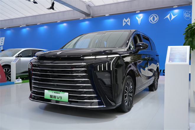 武網現場這輛MPV火了！5.2米車長藏“空間